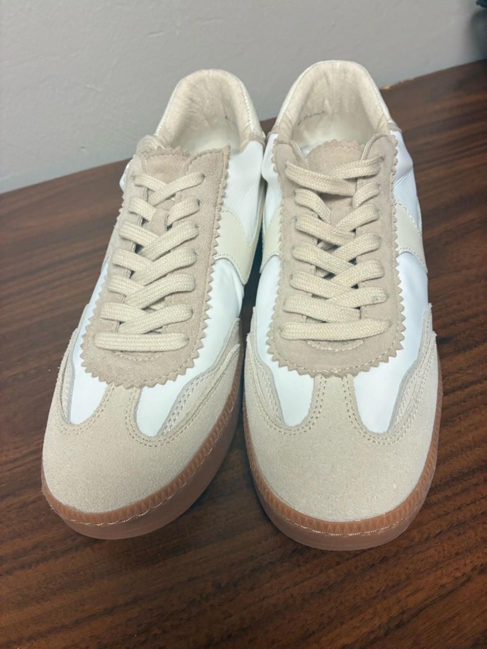 Dolce Vita Notice retro inspire design sneakers.